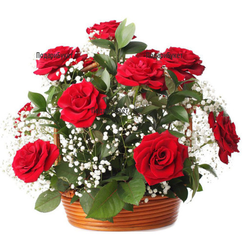 Доставка на романтична кошница с червени рози и зеленина в София