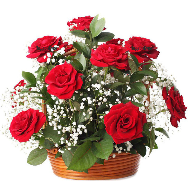 Доставка на романтична кошница с червени рози и зеленина в София