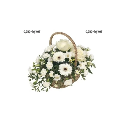 Доставка на цветя в София - кошница с бели цветя и зеленина