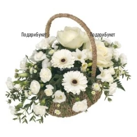 Доставка на цветя в София - кошница с бели цветя и зеленина