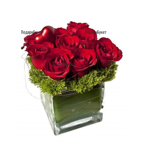 Романтична аранжировка от червени рози в стъклен съд