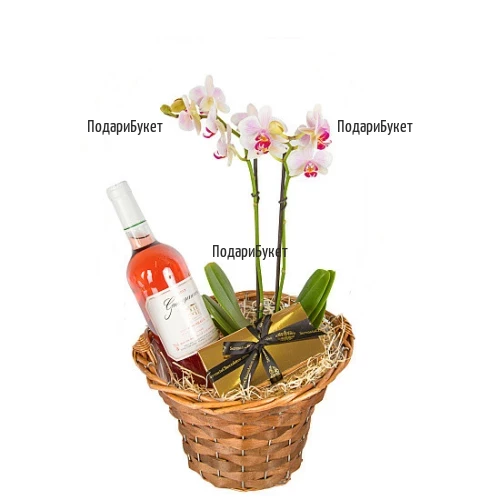 Онлайн поръчка и доставка на кошница с орхидея и подаръци в София