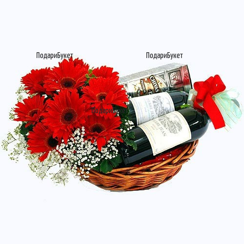 Доставка на подарък за мъже - уиски, вино и цветя в кошница