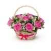 Кошница с розови рози и зеленина