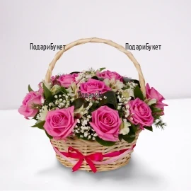 Кошница с розови рози и зеленина
