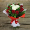 Send classic bouquet of roses and greenery