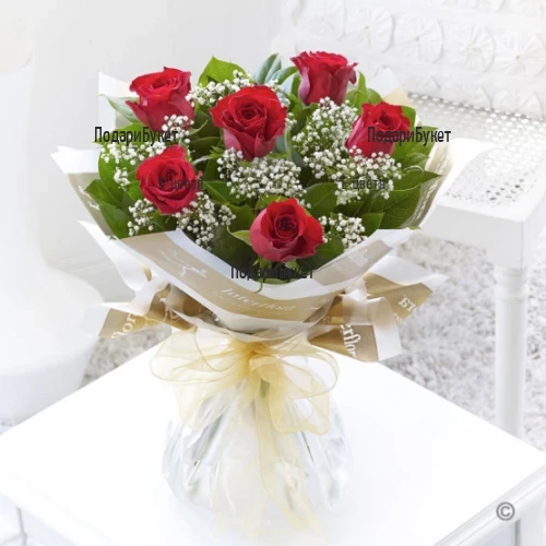 Букет от червени рози, зеленина и гипсофила